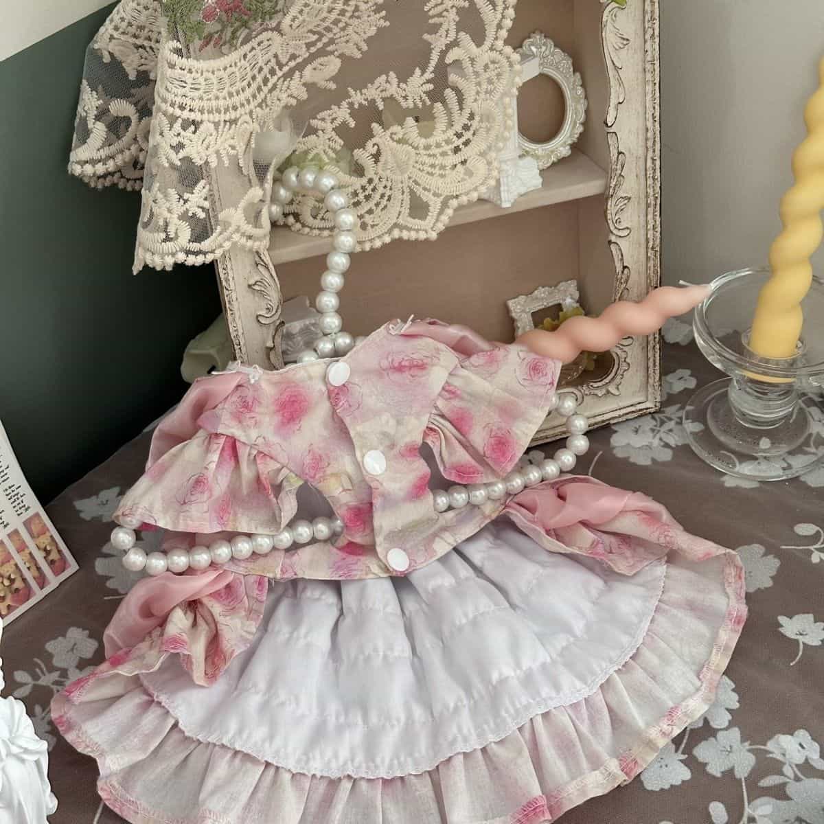 Personalisierbares rosafarbenes Blumenkleid für Haustiere – mit Rüschenlagen & Stickereidetails