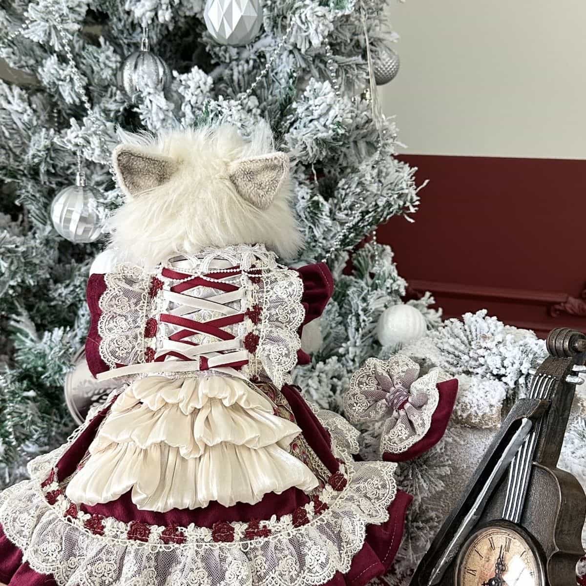 Robe royale personnalisable pour animal de compagnie en bordeaux et crème avec détails en dentelle et volants