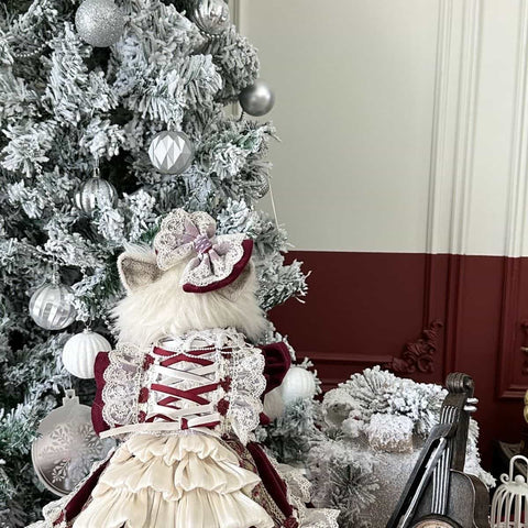 Robe royale personnalisable pour animal de compagnie en bordeaux et crème avec détails en dentelle et volants