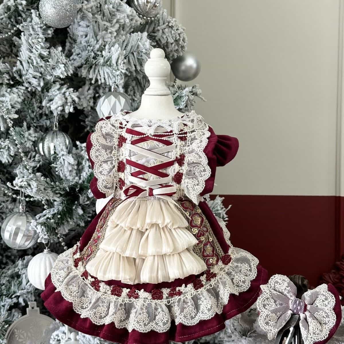 Robe royale personnalisable pour animal de compagnie en bordeaux et crème avec détails en dentelle et volants