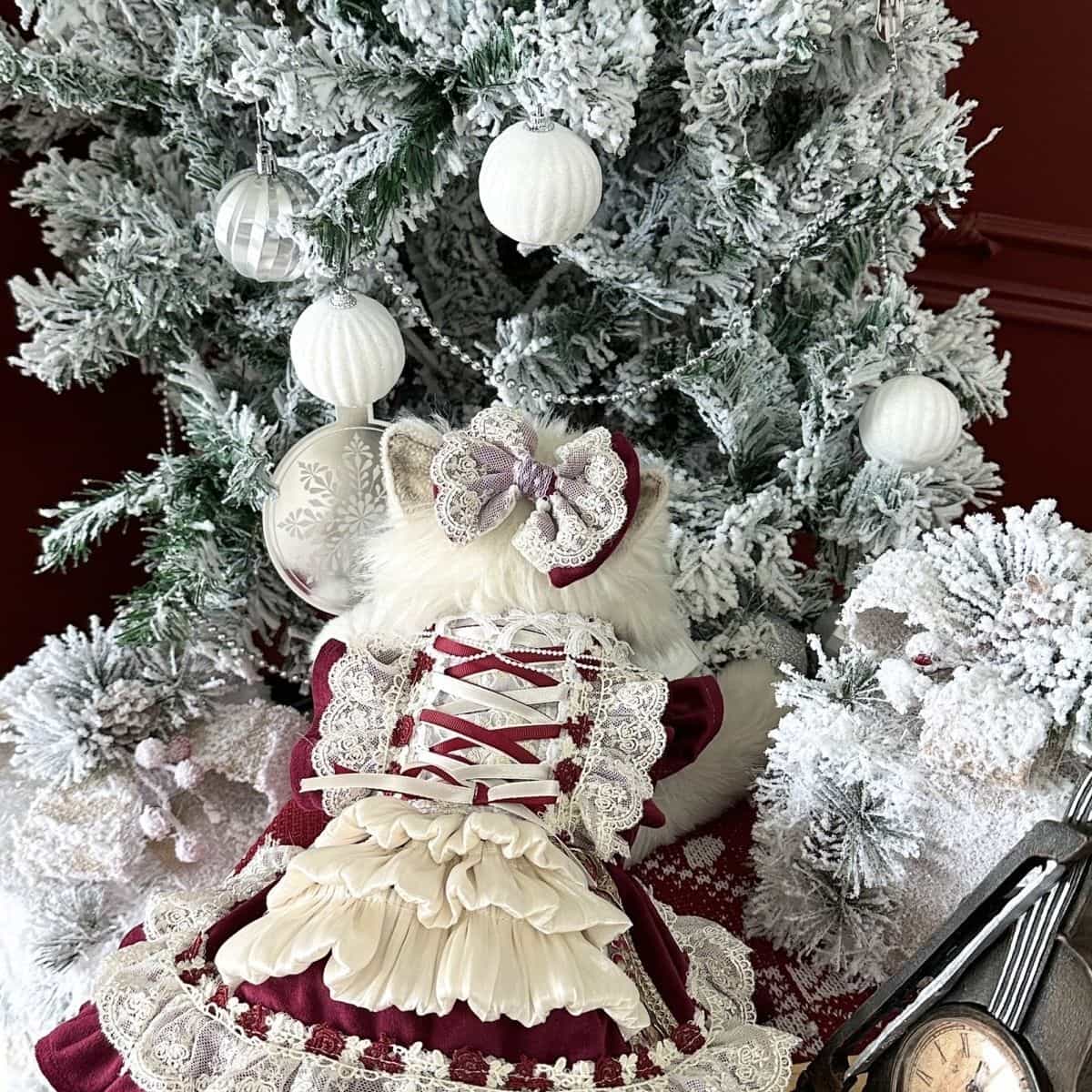 Robe royale personnalisable pour animal de compagnie en bordeaux et crème avec détails en dentelle et volants