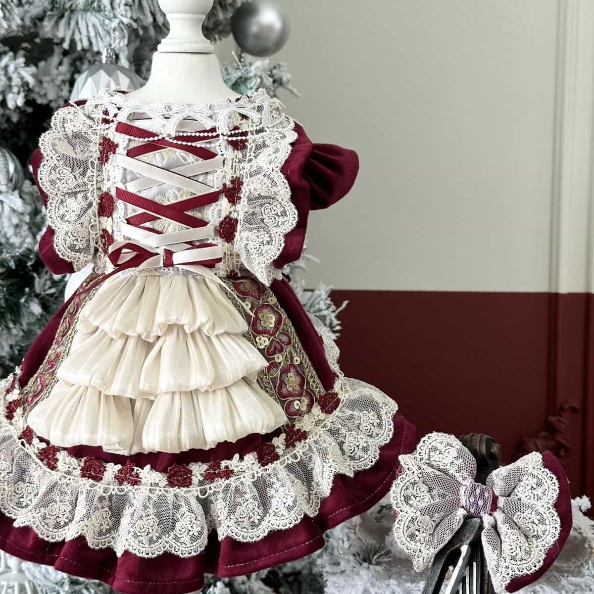 Robe royale personnalisable pour animal de compagnie en bordeaux et crème avec détails en dentelle et volants