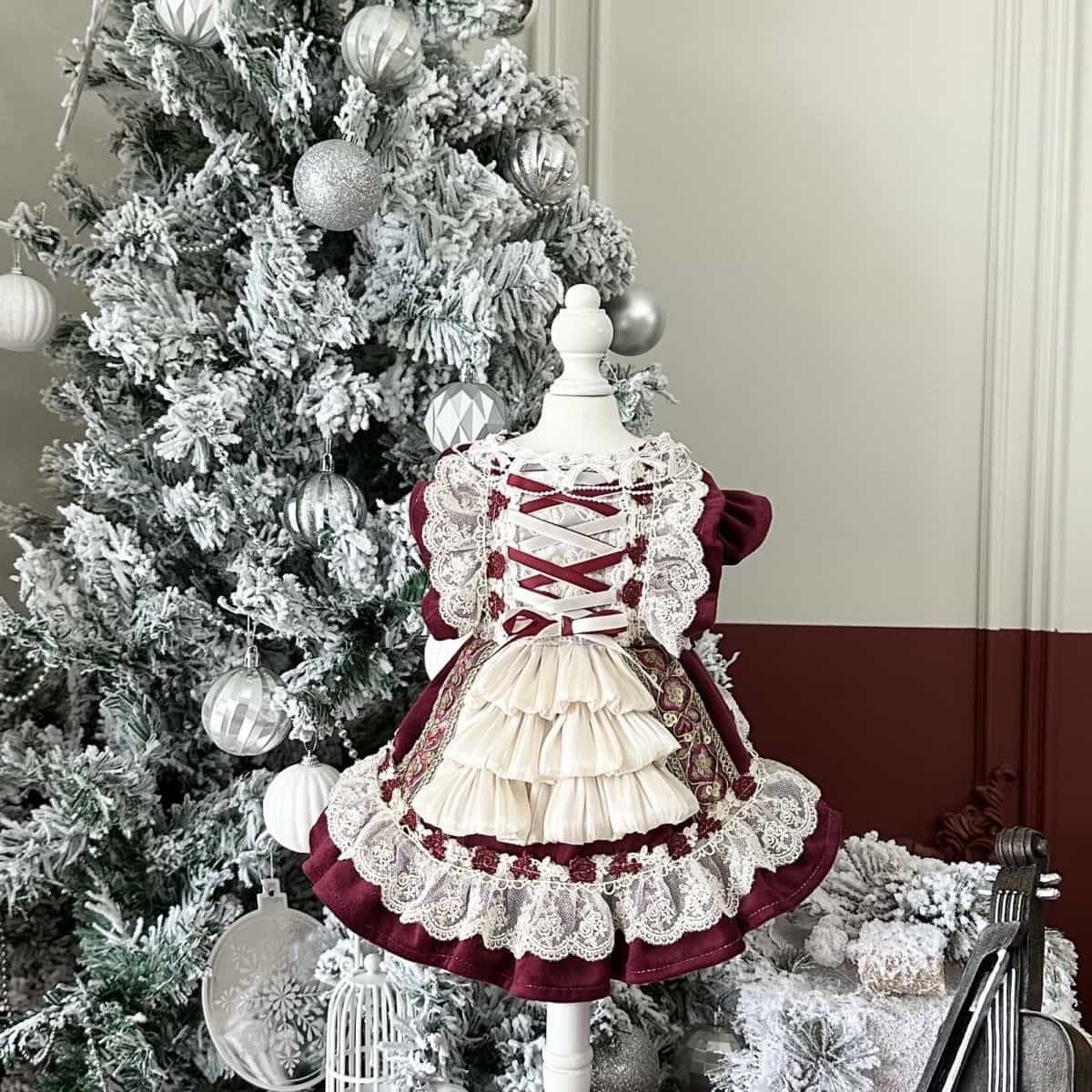 Robe royale personnalisable pour animal de compagnie en bordeaux et crème avec détails en dentelle et volants