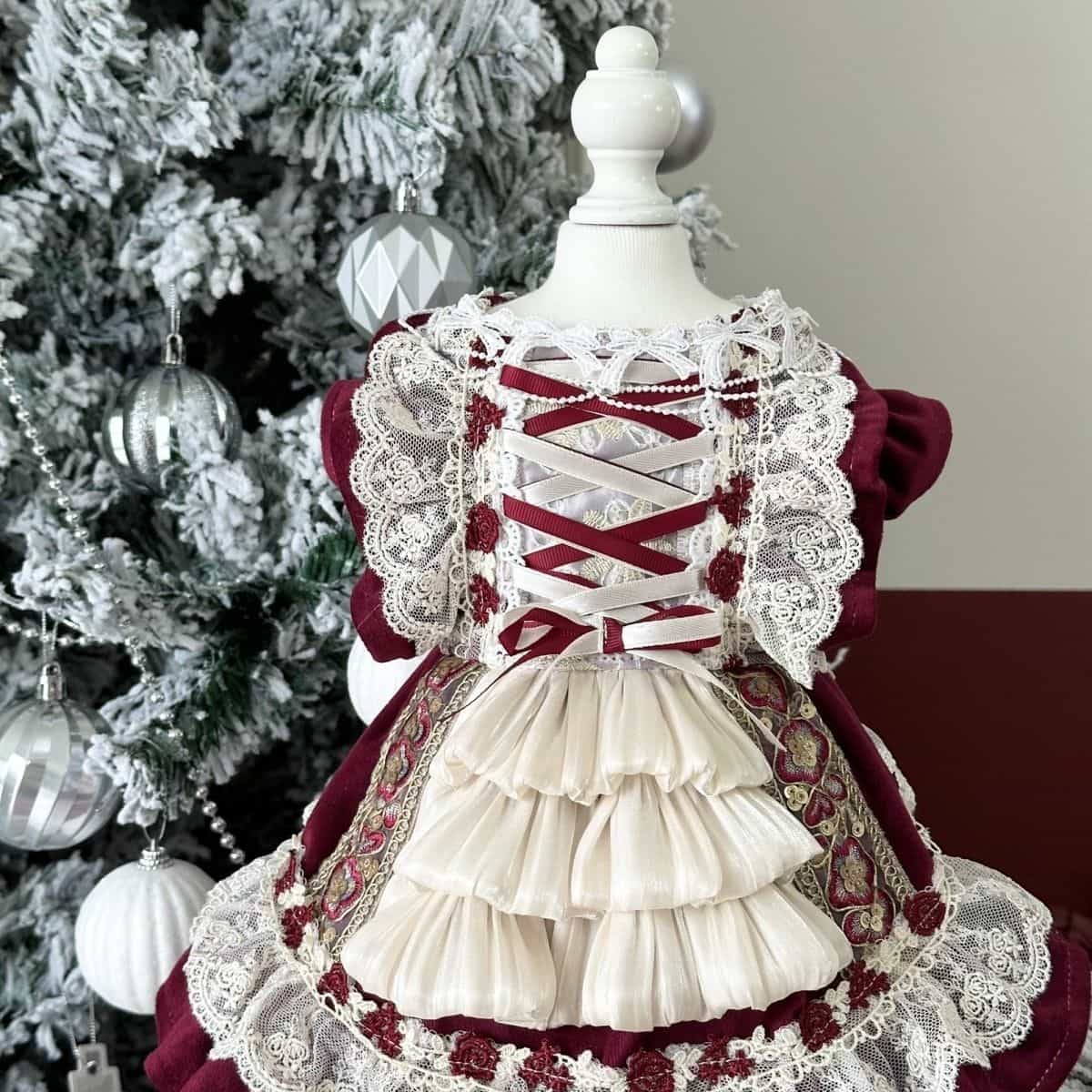 Robe royale personnalisable pour animal de compagnie en bordeaux et crème avec détails en dentelle et volants