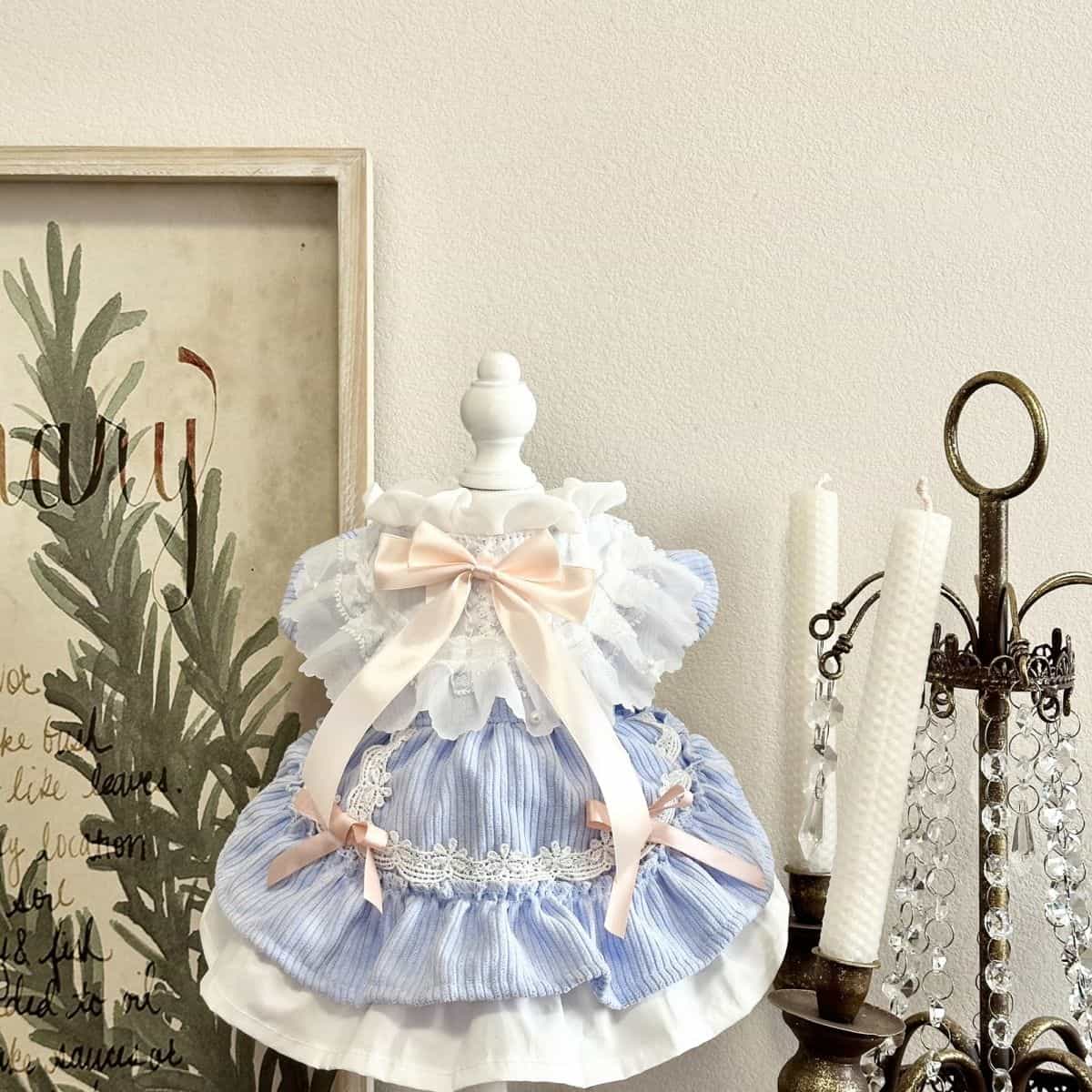 Personalisierbares blau gestreiftes Haustierkleid – mit Rüschen & Banddetails