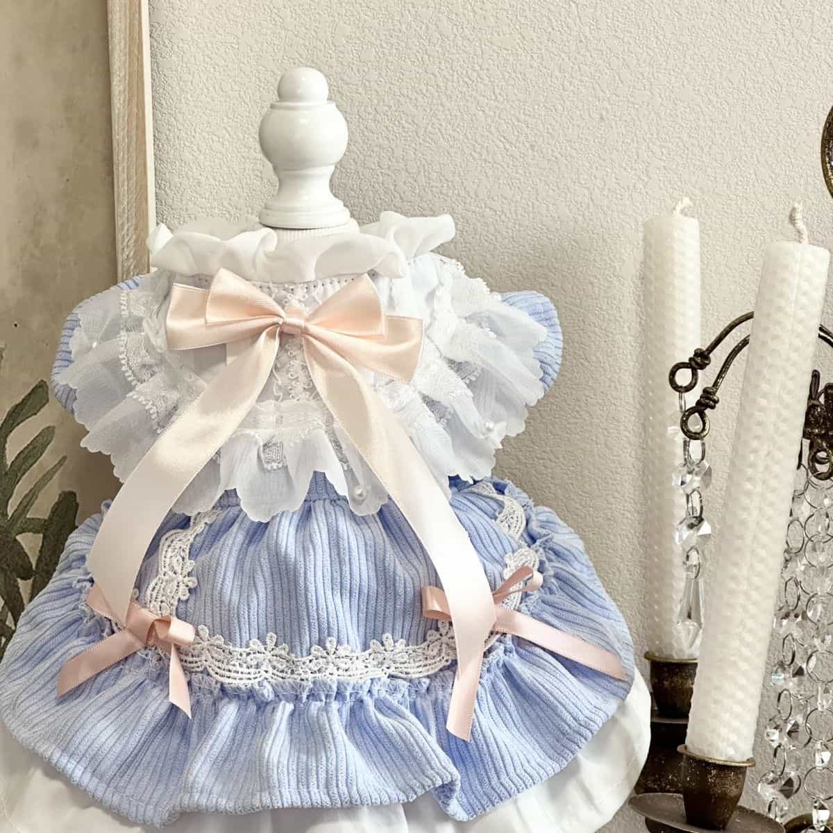 Personalisierbares blau gestreiftes Haustierkleid – mit Rüschen & Banddetails
