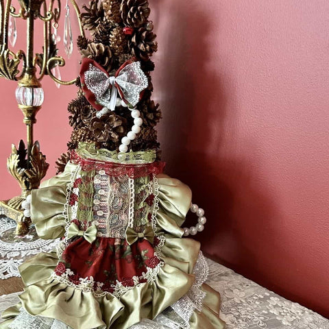 Maßgeschneidertes Festtagskleid für Haustiere – Barock-inspirierte Satinrüschen mit Spitze & Blumenstickerei