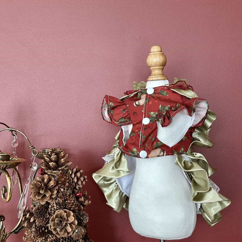 Maßgeschneidertes Festtagskleid für Haustiere – Barock-inspirierte Satinrüschen mit Spitze & Blumenstickerei
