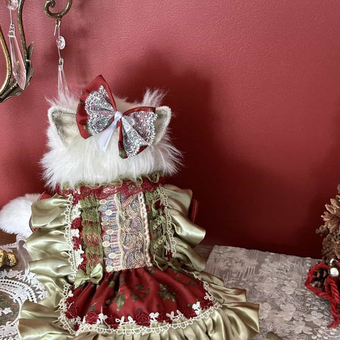 Maßgeschneidertes Festtagskleid für Haustiere – Barock-inspirierte Satinrüschen mit Spitze & Blumenstickerei