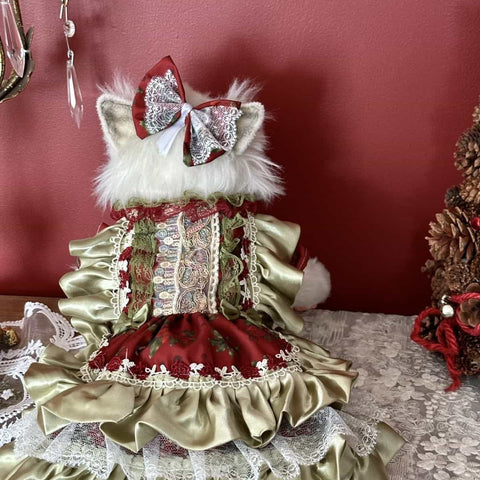 Maßgeschneidertes Festtagskleid für Haustiere – Barock-inspirierte Satinrüschen mit Spitze & Blumenstickerei