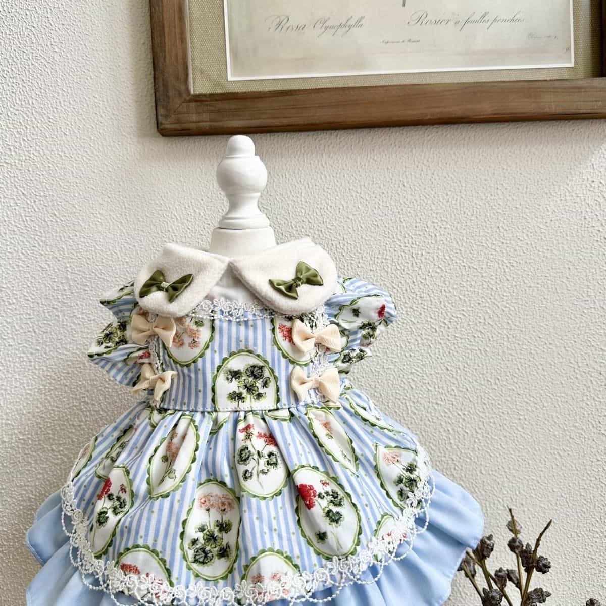 フリルスカートとピーターパンカラーが付いた、カスタマイズ可能な花柄ペットドレス