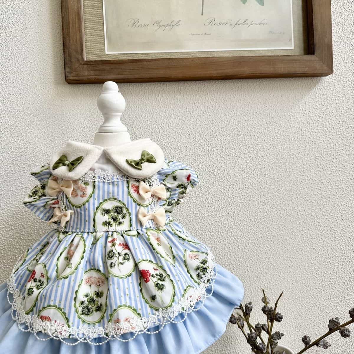 フリルスカートとピーターパンカラーが付いた、カスタマイズ可能な花柄ペットドレス