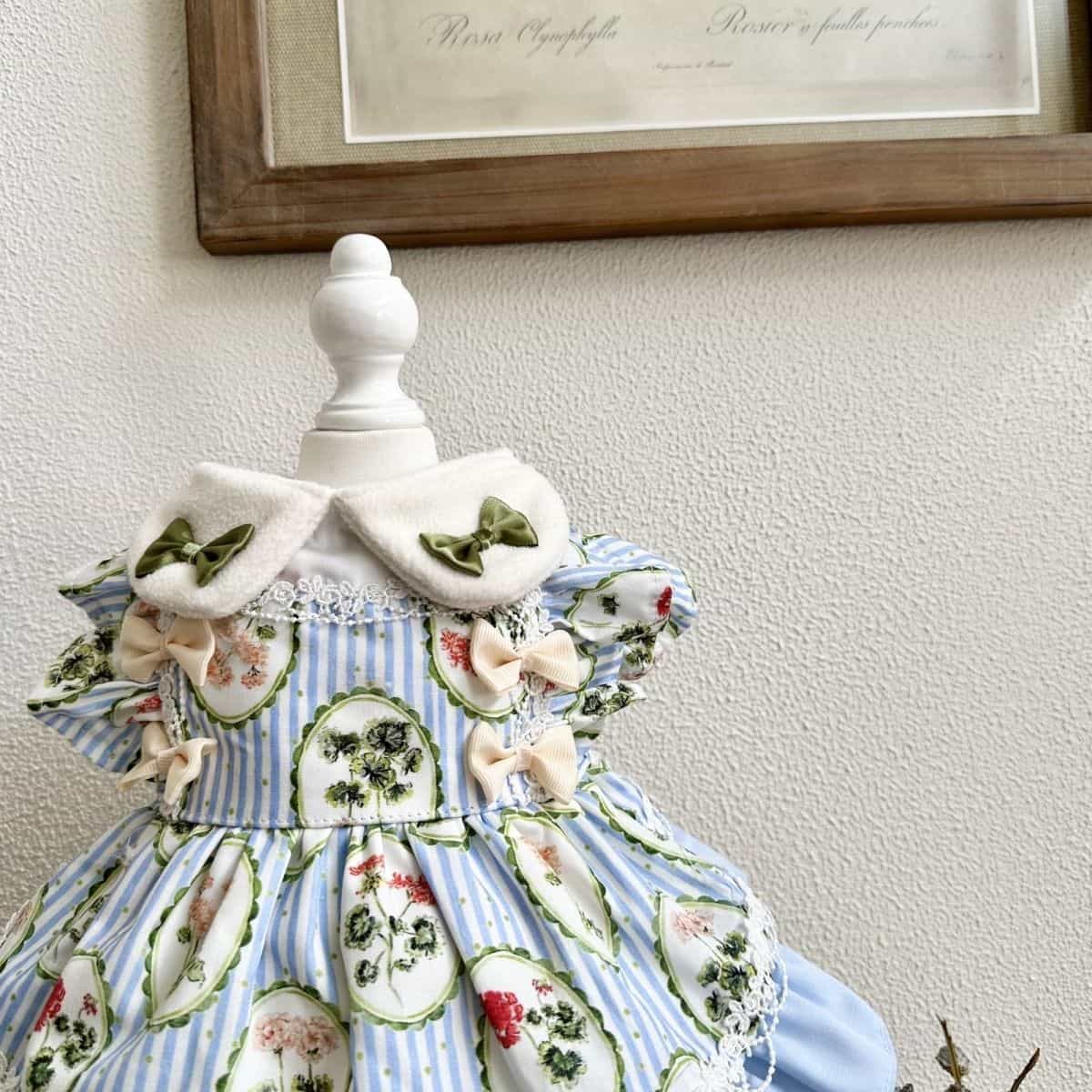 フリルスカートとピーターパンカラーが付いた、カスタマイズ可能な花柄ペットドレス