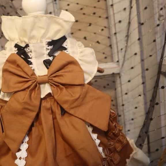 Robe personnalisable marron et crème pour animaux de compagnie avec volants et nœud