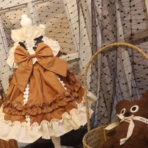 Robe personnalisable marron et crème pour animaux de compagnie avec volants et nœud